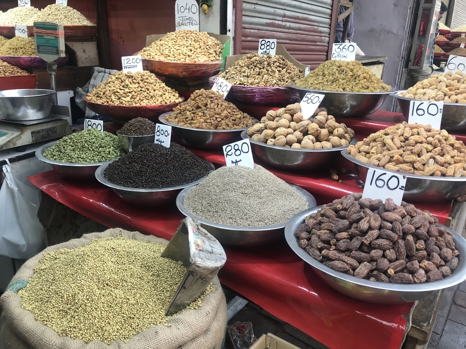 Diverses épices présentées dans des bols sur un marché.