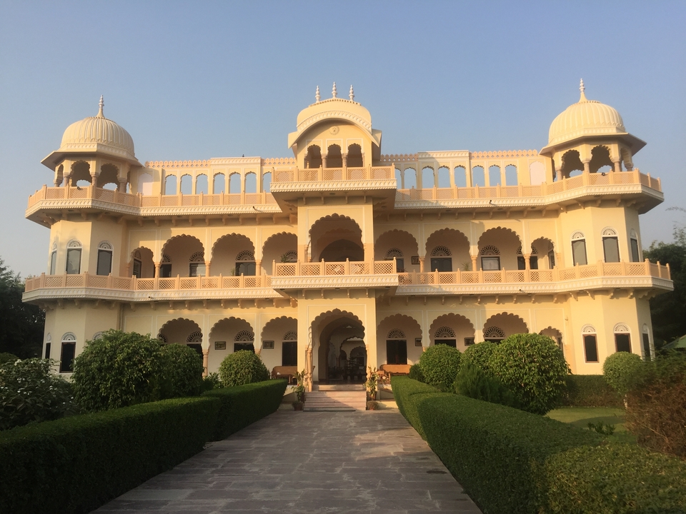 Un grand bâtiment orné avec de multiples arches et tours.