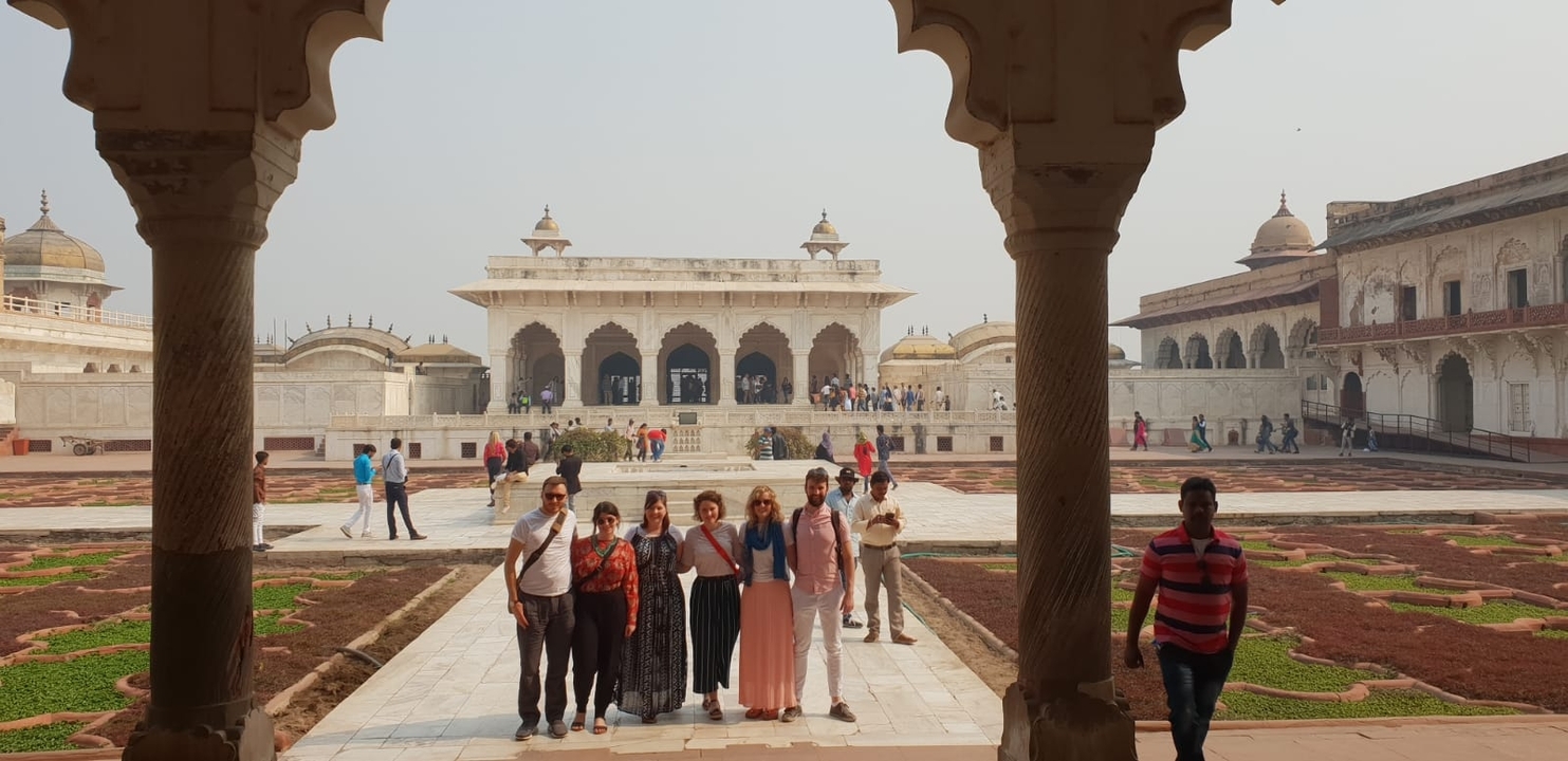 Groupe visitant un complexe de jardins de fort historique.