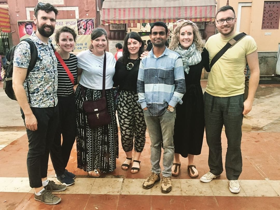 Un groupe de six personnes posant à l'extérieur.