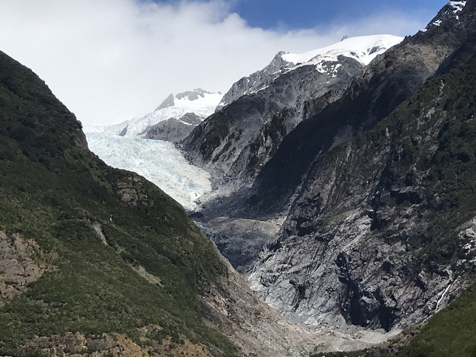 Glacier descendant entre des montagnes escarpées.