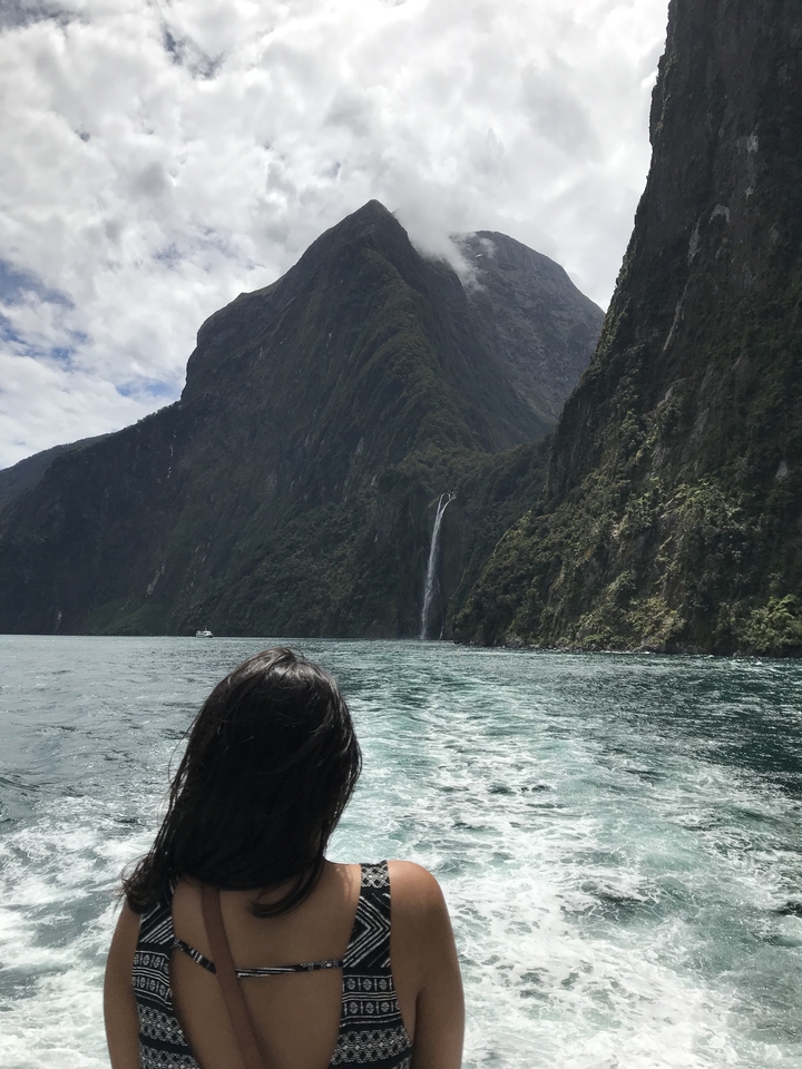 Cascade qui dévale une falaise vers un fjord.