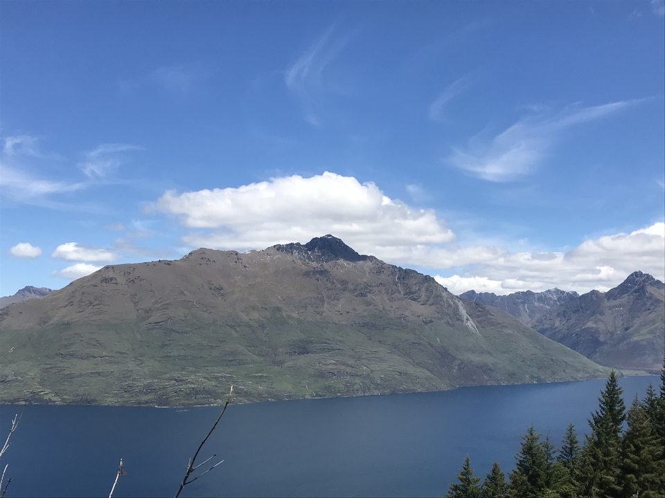 Belle vue sur les montagnes et un lac sous un ciel bleu.