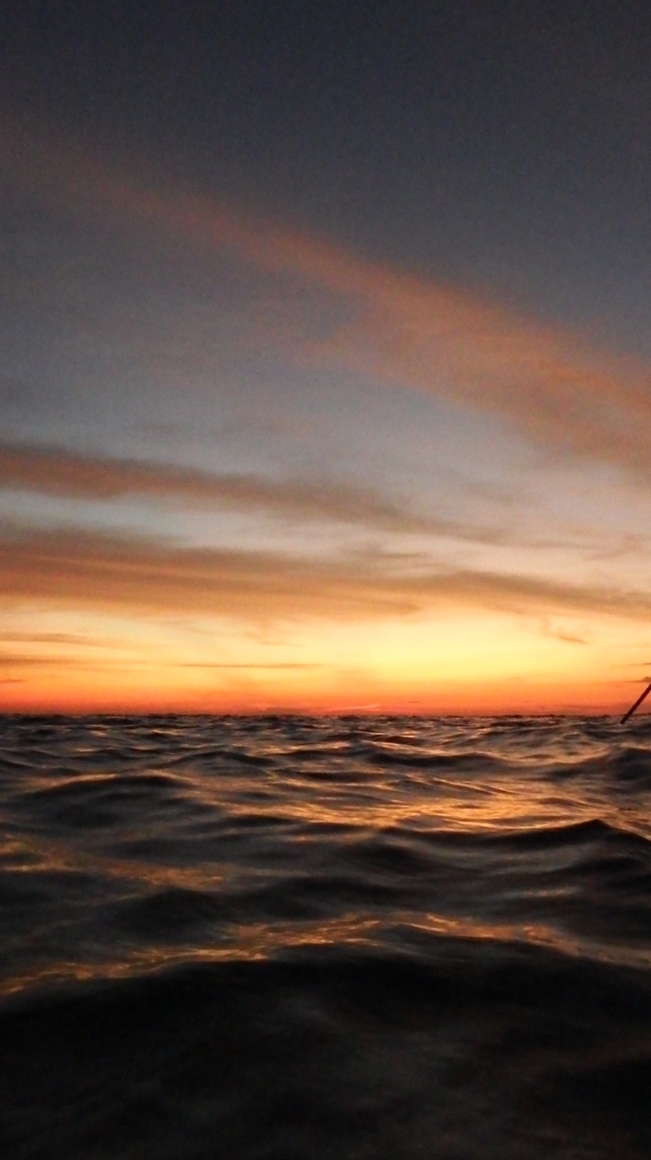 Une vue de coucher de soleil sur l'océan.