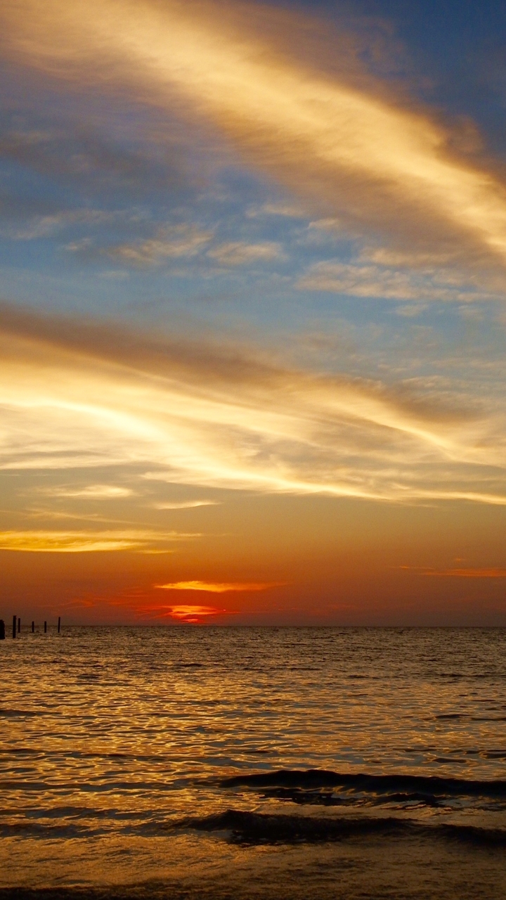 Ciel de coucher de soleil avec une lumière éclatante.