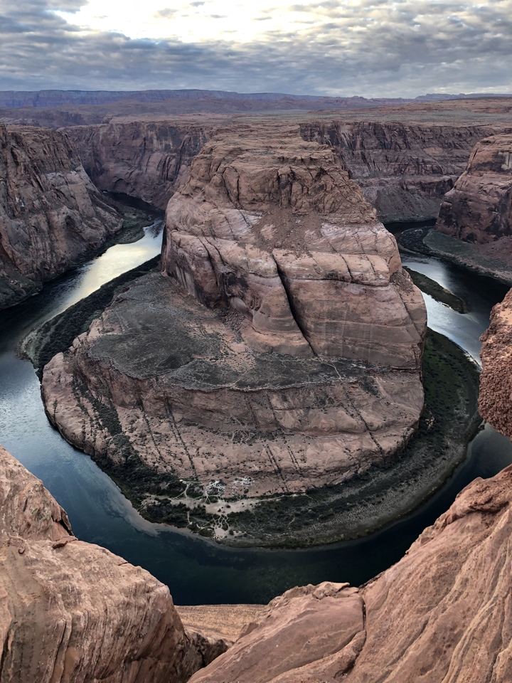 Horseshoe Bend avec la rivière Colorado serpentant autour des formations rocheuses.