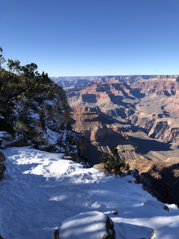 Paysage enneigé avec vues spectaculaires sur le canyon.