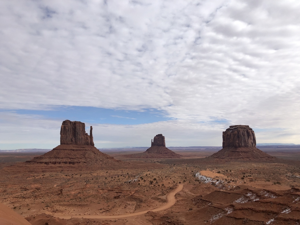 Formations rocheuses spectaculaires sous un ciel nuageux.