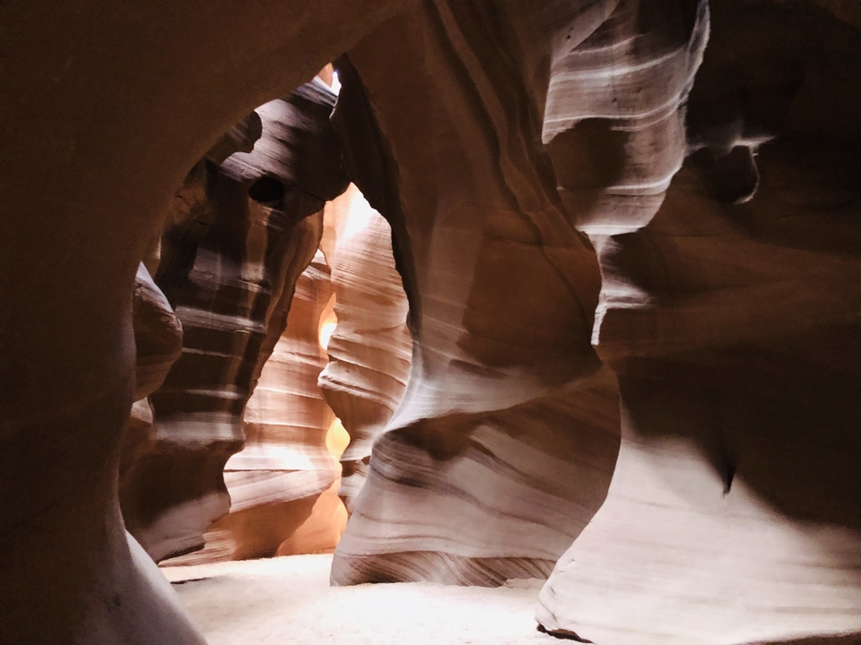 Ouvertures étroites et sentiers sinueux dans un canyon de grès.