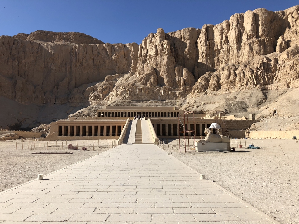 Vue architecturale du temple d'Hatchepsout à Louxor.