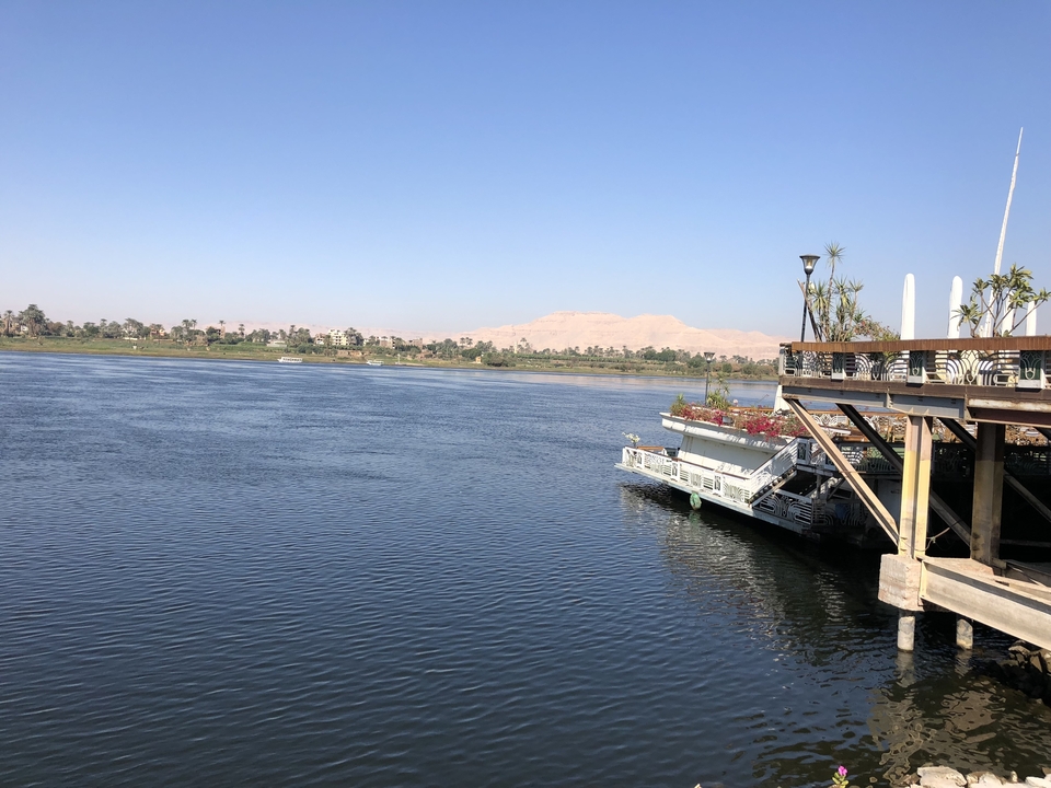 Vue du fleuve Nil avec un bateau amarré.