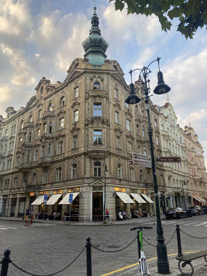Bâtiment historique européen avec vue sur rue.