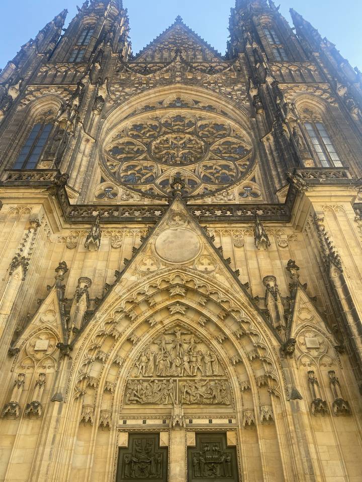 Façade ornée de cathédrale avec des sculptures détaillées.