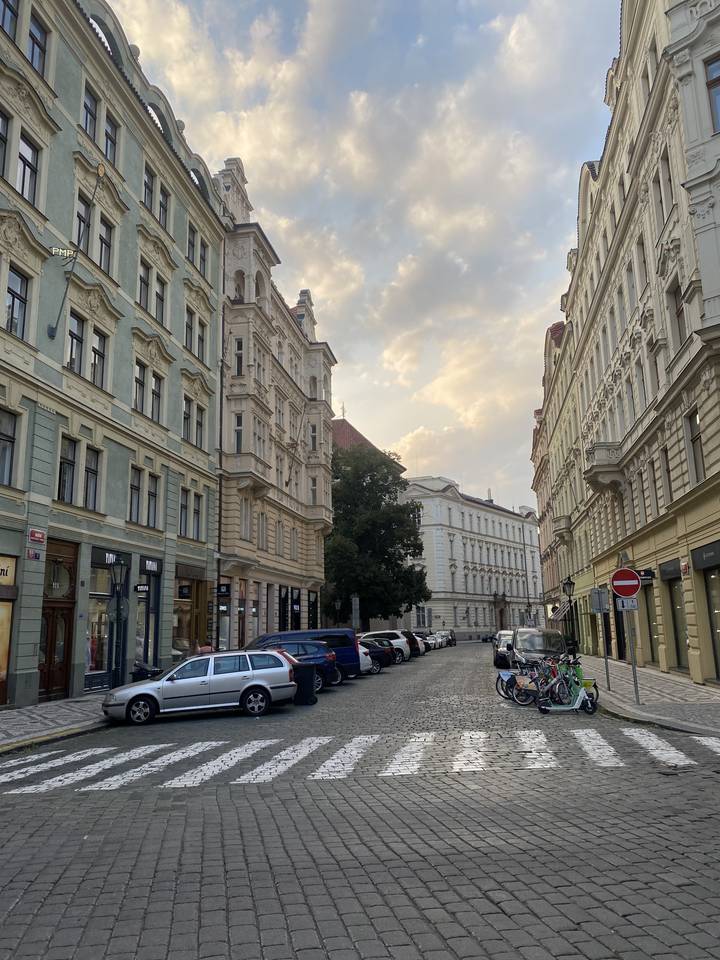 Paysage urbain avec architecture européenne historique.