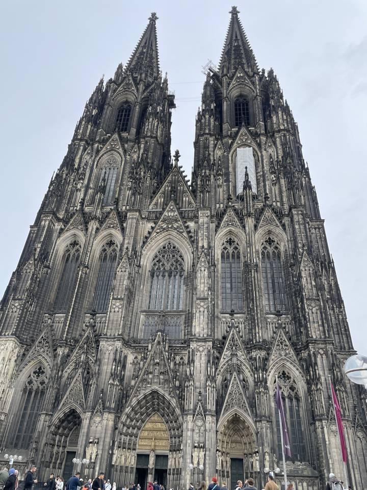 Cathédrale gothique à l'architecture complexe.