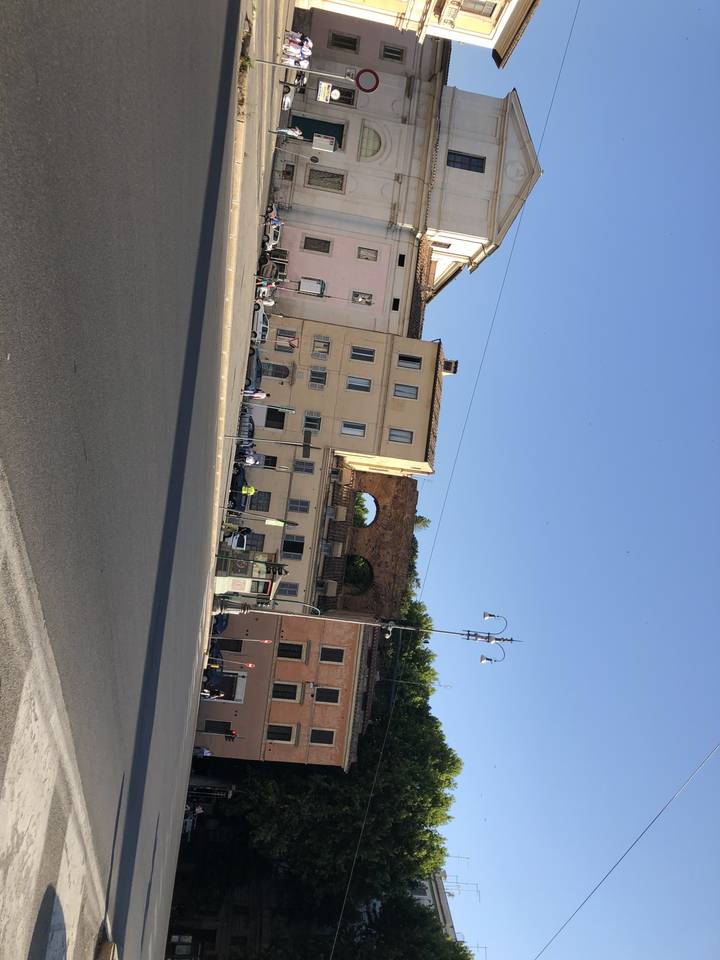 Vue de rue avec une église et des bâtiments anciens.