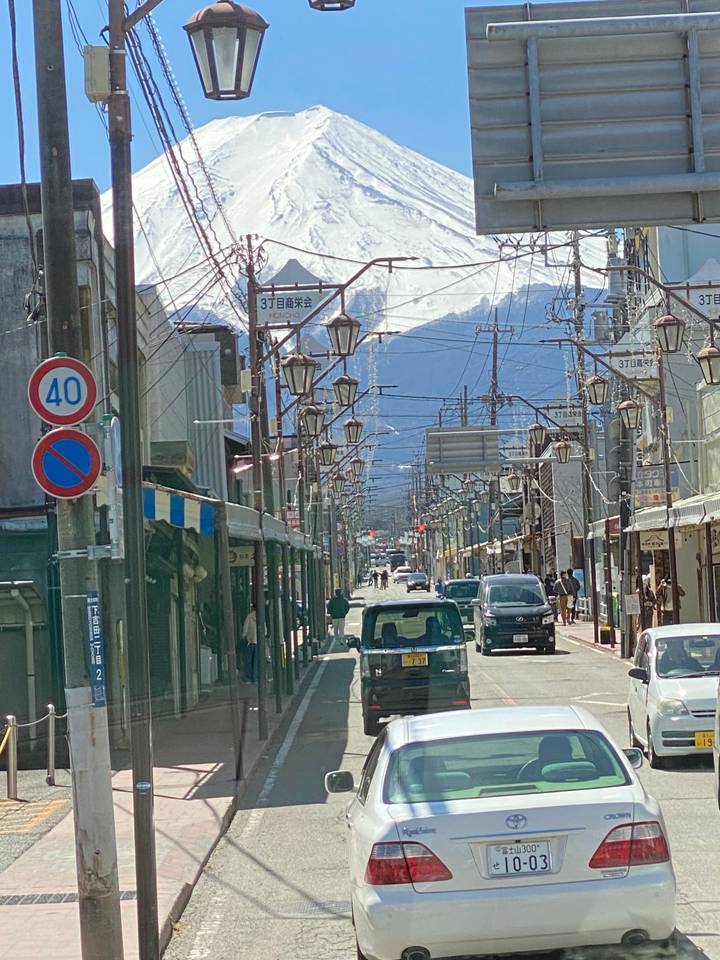 Scène de rue avec le mont Fuji en arrière-plan.