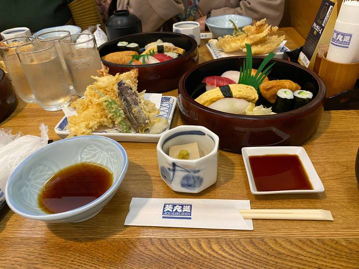 Repas japonais traditionnel sur une table en bois.