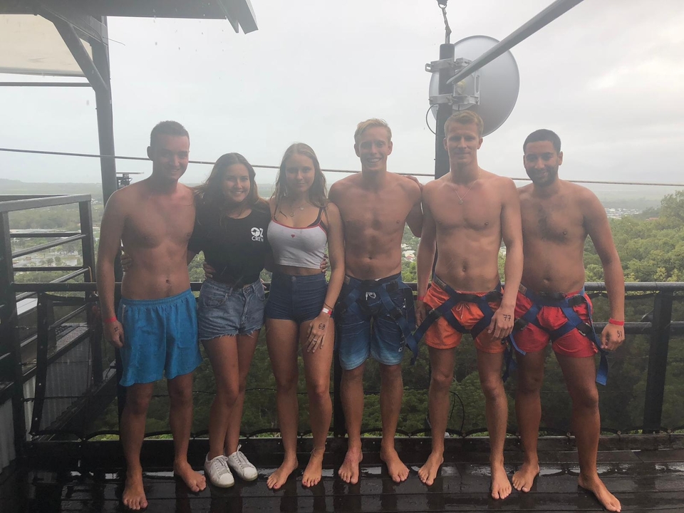 Groupe posant sur un point de vue par temps humide