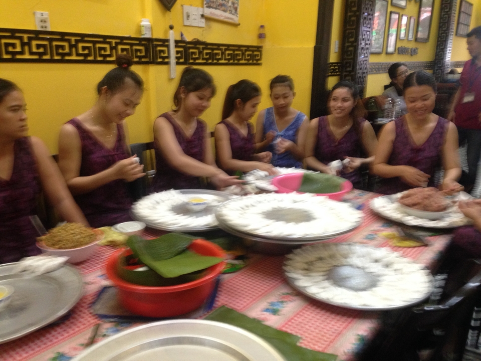 Femmes préparant des plats traditionnels.