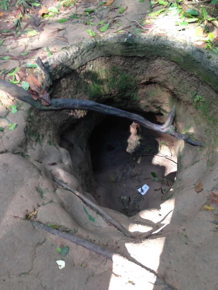 Une entrée étroite de tunnel souterrain.