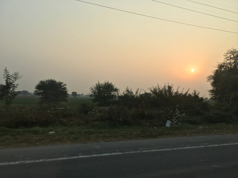 Une vue de coucher de soleil sur un paysage rural.