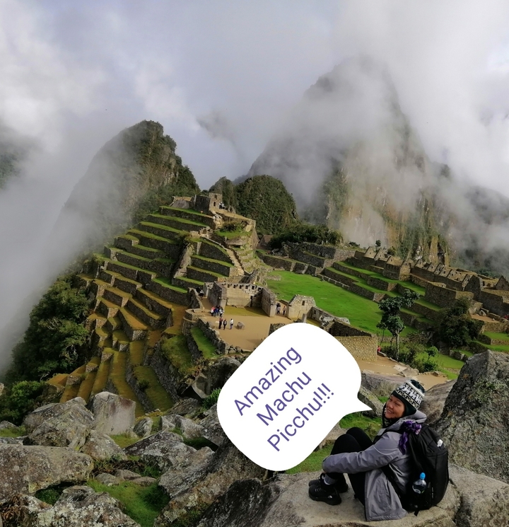 Machu Picchu avec superposition de texte mentionnant l'emplacement.