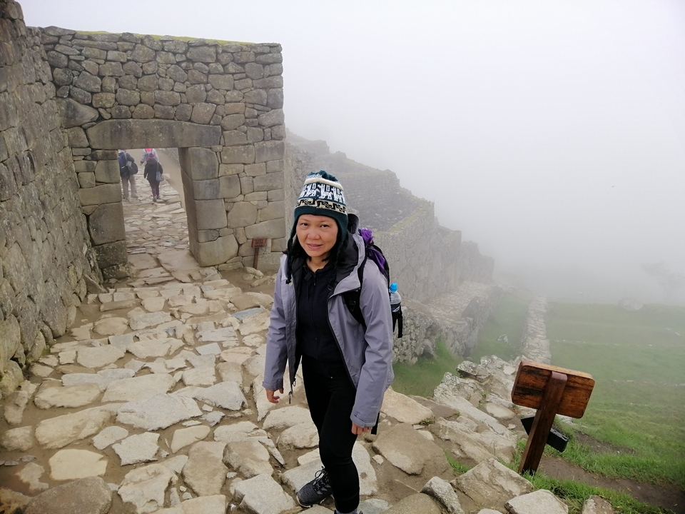Personne debout dans les ruines du Machu Picchu.