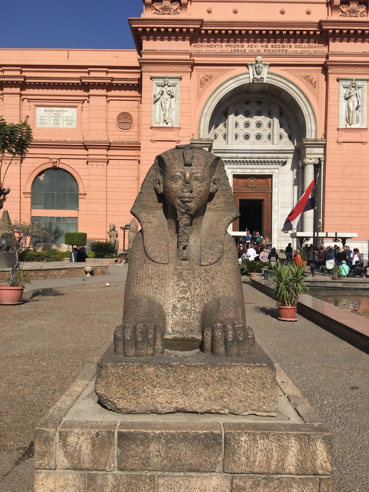 Statue du Sphinx devant l'entrée d'un musée.