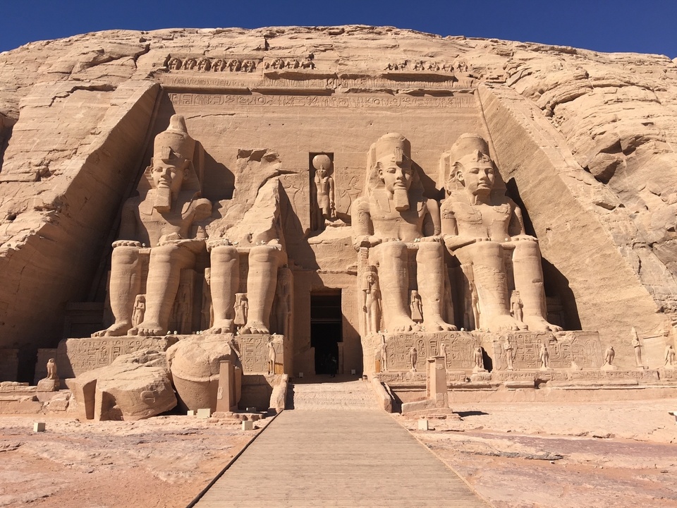 Temple d'Abou Simbel avec des statues colossales.