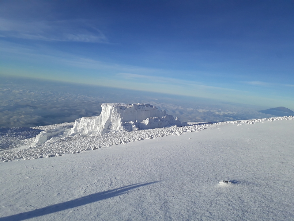 Paysage glacé en haute altitude avec vue panoramique sur le ciel.