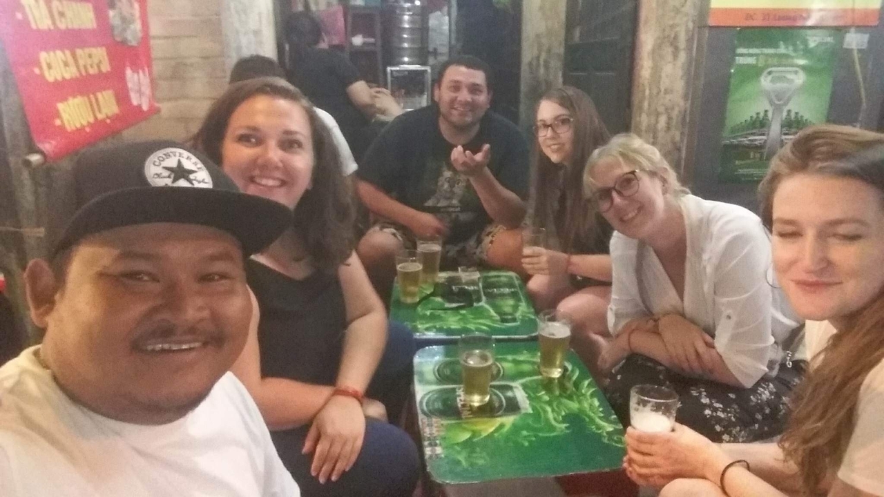 Des gens assis qui savourent des boissons dans un cadre décontracté.