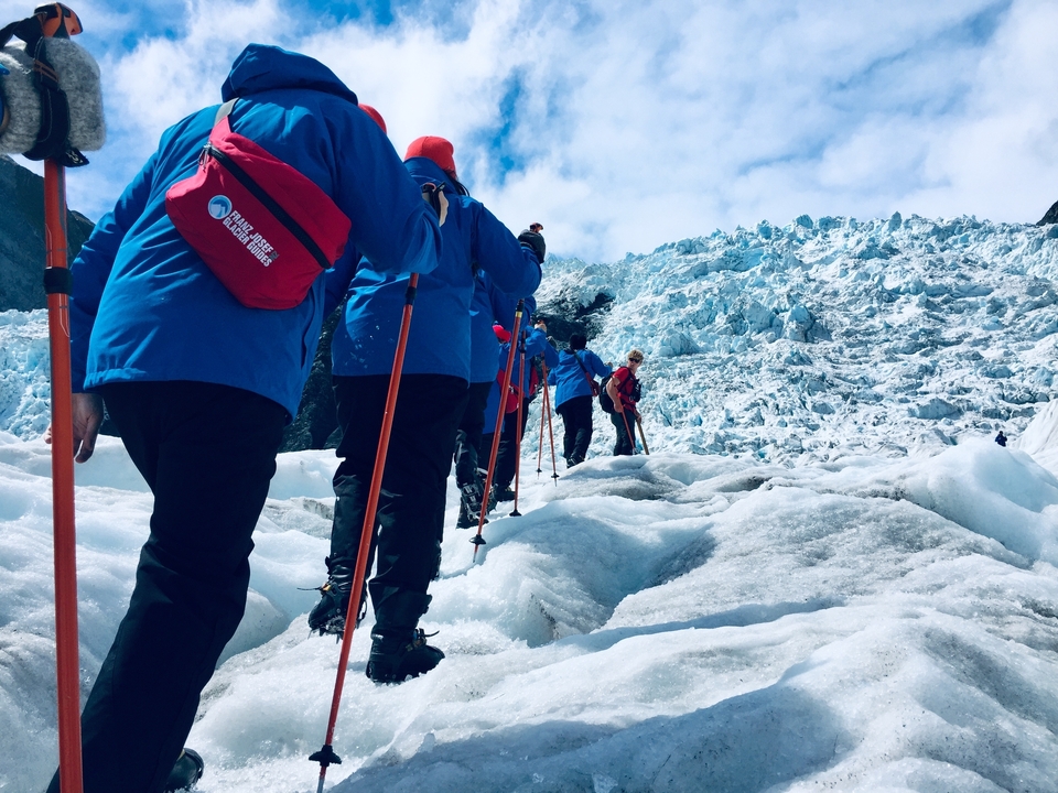 Randonneurs explorant un glacier avec un équipement d'accompagnement.