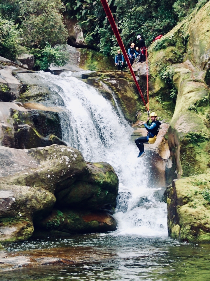 Homme profitant d'une descente aventureuse le long d'une cascade.