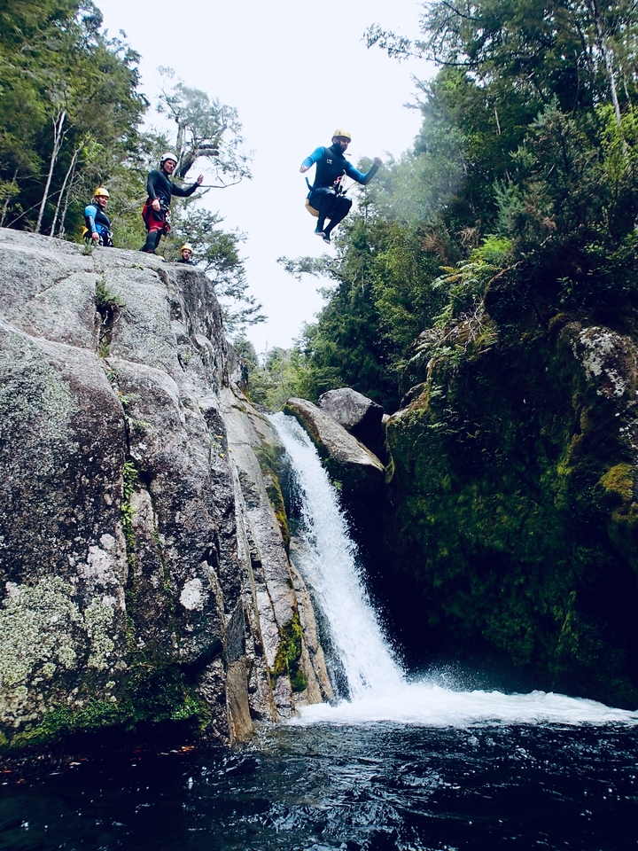Chute d'eau pittoresque cascadant le long de rochers couverts de mousse.