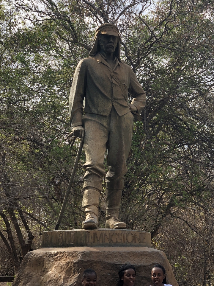 Statue dans une zone de parc naturel avec des arbres.