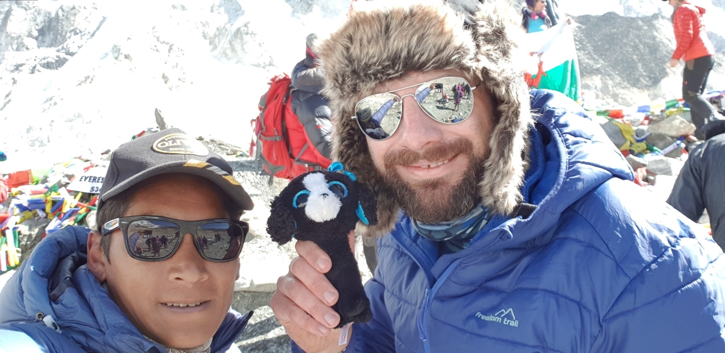 Deux personnes prenant la pose dans un lieu montagneux enneigé.