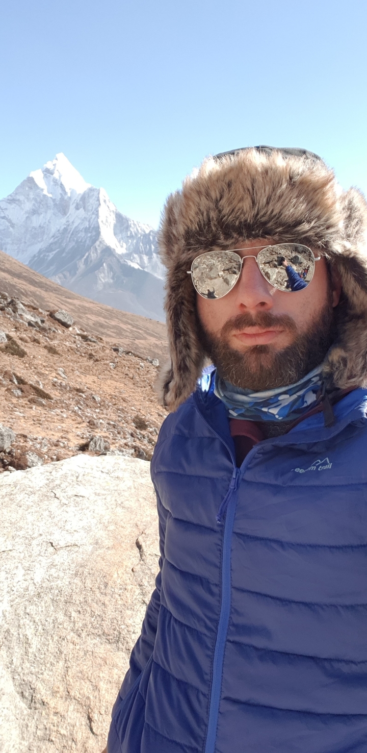 Portrait d'une personne portant des lunettes de soleil et des vêtements d'hiver.