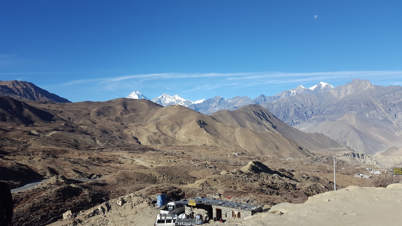 Paysage montagneux aride avec des pics lointains.