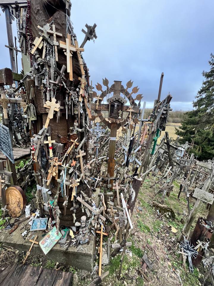 Collection de croix entassées dans un cadre extérieur.