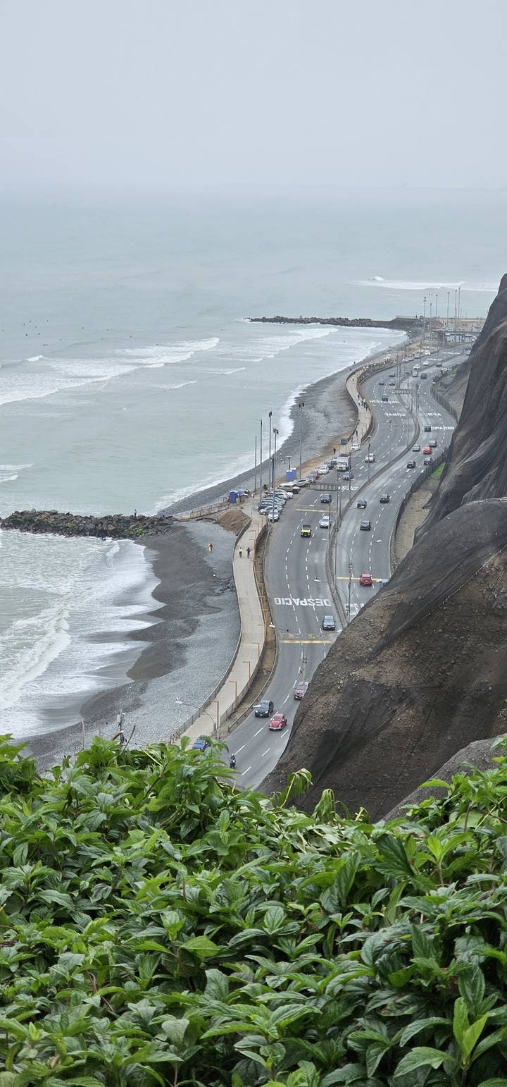 Une route côtière avec des vagues qui se brisent sur le rivage.