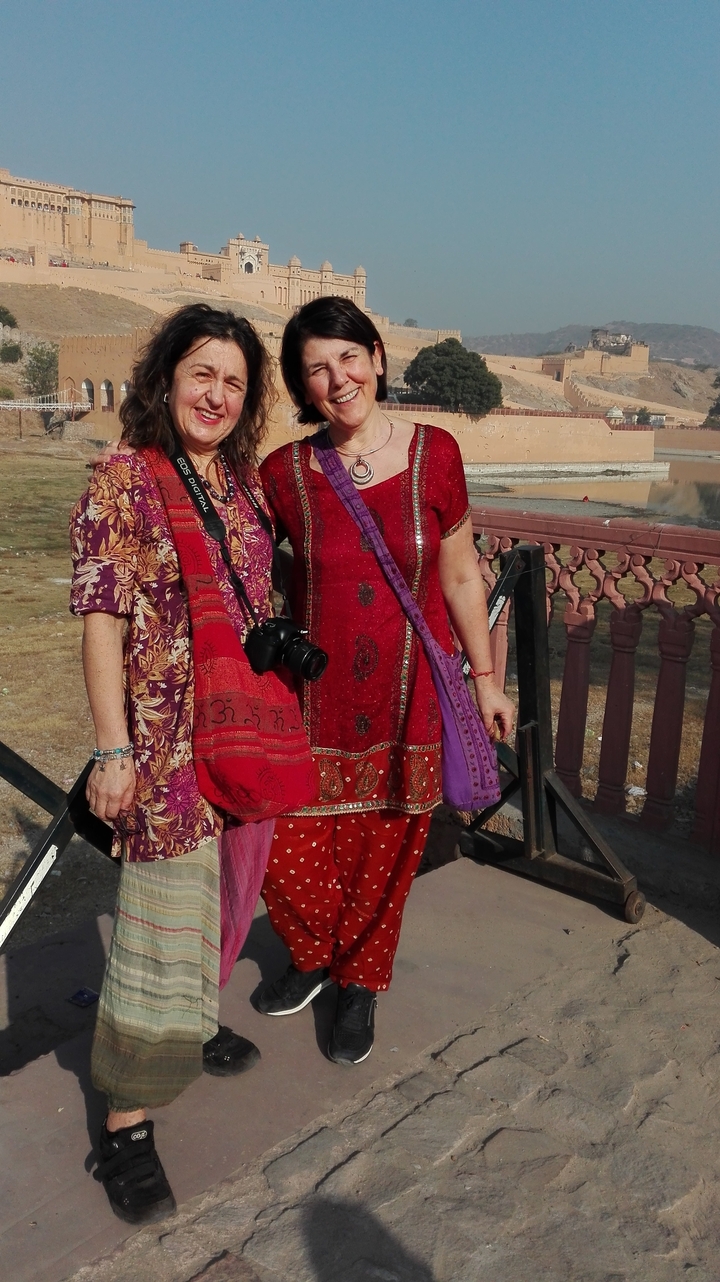 Deux femmes en tenue traditionnelle qui posent.