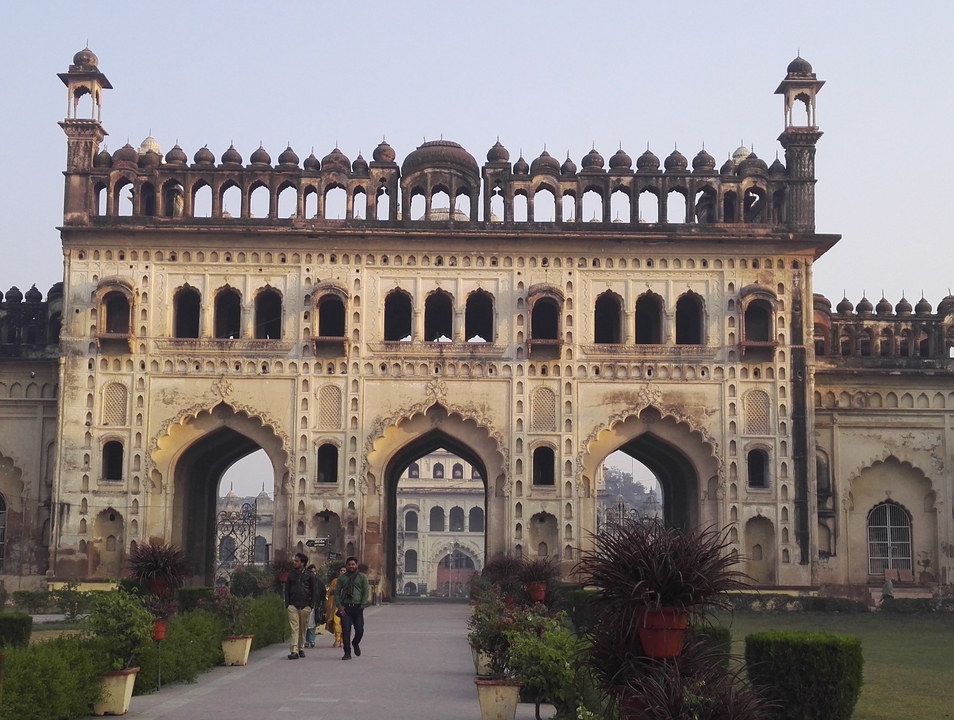 Bâtiment historique complexe avec des arches et des gens.