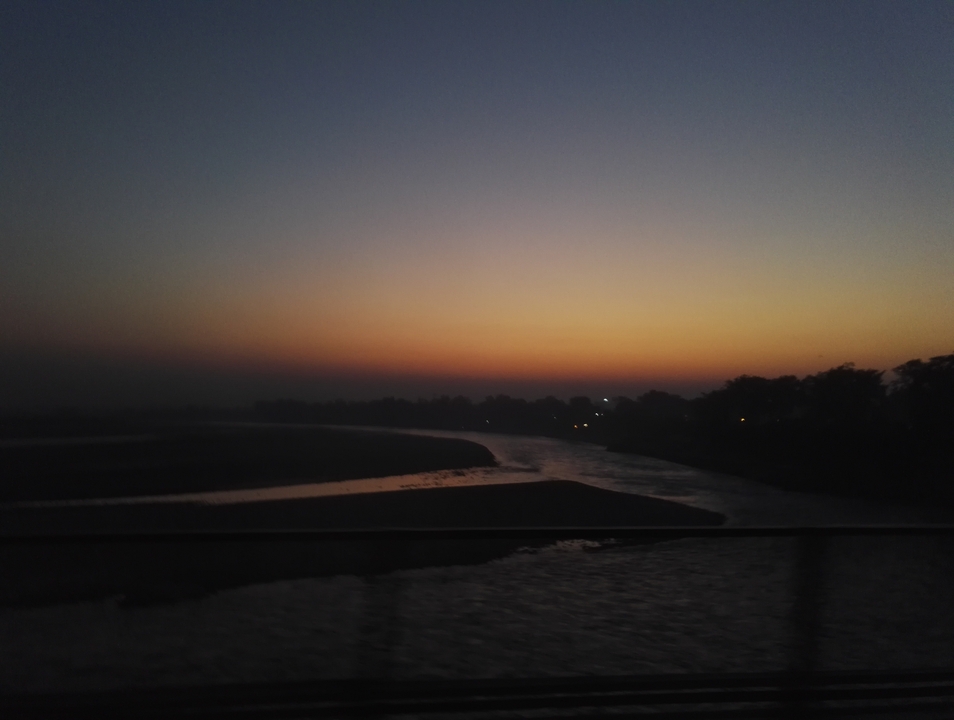 Rivière au coucher du soleil avec une atmosphère calme.