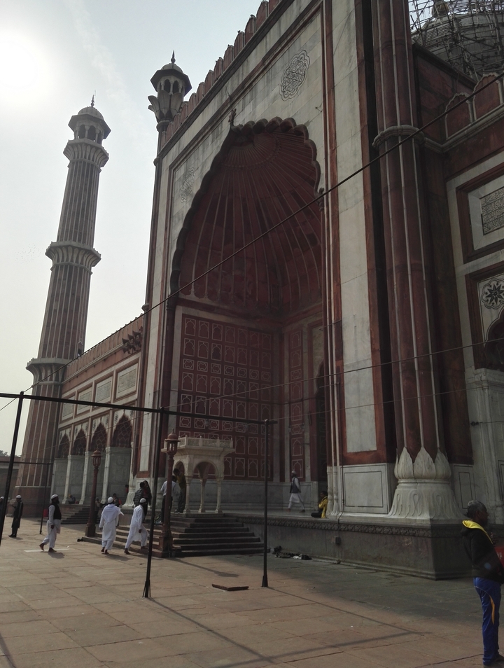 Gros plan sur la façade ornée d'un bâtiment.