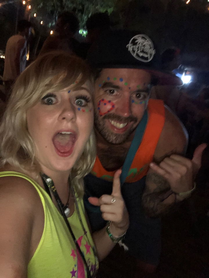 Selfie en gros plan de deux personnes avec de la peinture sur le visage la nuit.