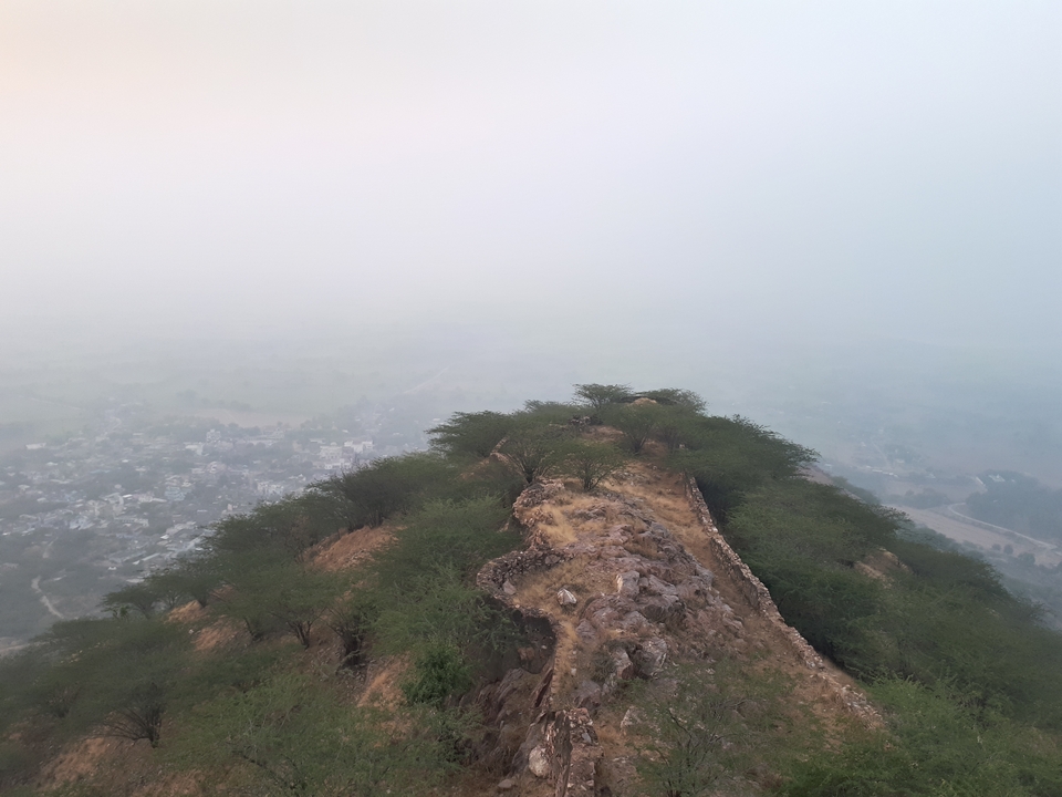 Vue paysagère brumeuse depuis le sommet d'une colline.