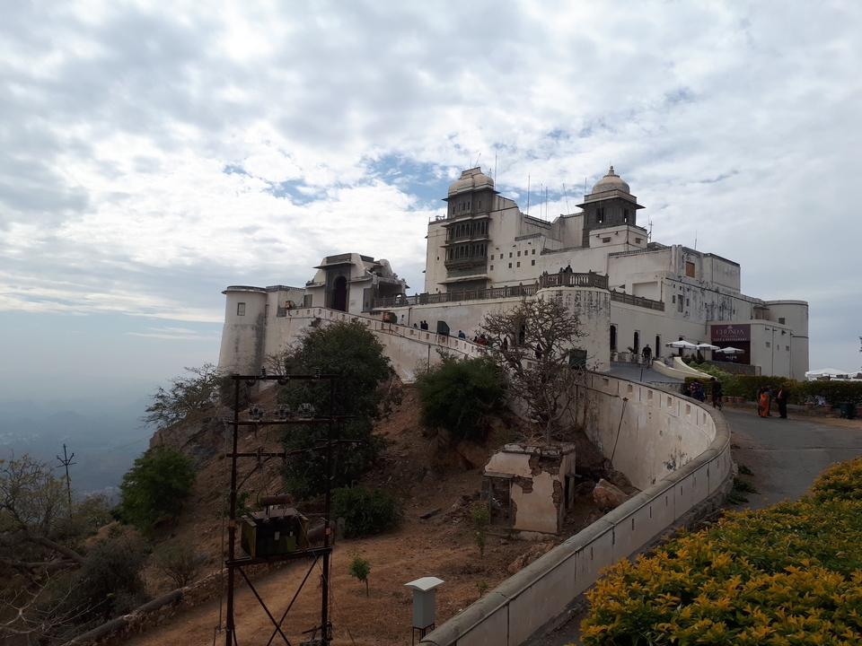Grand fort historique sur une colline.