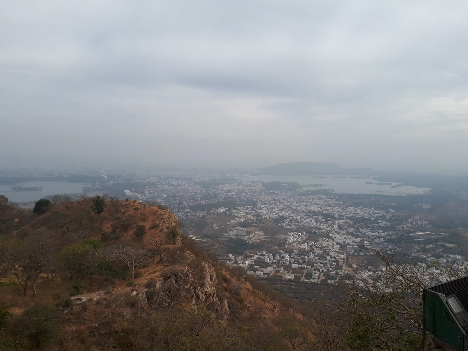 Donnant sur un paysage urbain avec des collines et des lagunes.