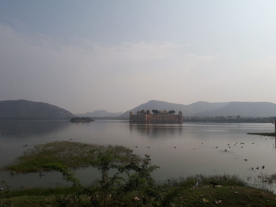 Palais au milieu d'un lac.